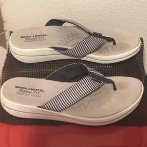 Skechers Shoes - β₯οΈ Sketchers flip flop Sz.10 Skechers Shoes - β₯οΈ Sketchers flip flop Sz.10